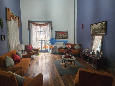 Casa rentera con terreno en venta ubicada en el centro de Cuenca, 280 mt2, 6 dormitorios