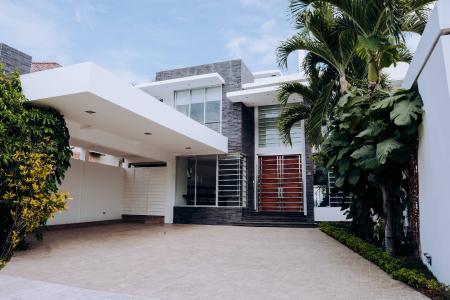 Casa de Venta Vía a la Costa, Urb. Laguna Club, diseño contemporaneo., 480 mt2, 4 dormitorios