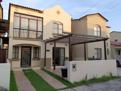 Casa de venta en la Urbanización La Rioja, remodelada, 3 dormitorios., 104 mt2, 3 dormitorios