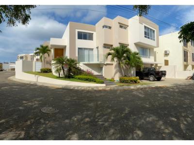 Vendo casa con piscina en urbanizacion  Manta Beach Zona Sur , 320 mt2, 5 dormitorios