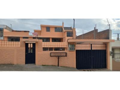 Casa de venta rentera 5 apartamentos 383m² Sector Sur Mena 2 Quito, 383 mt2, 10 dormitorios