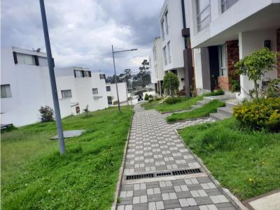 Casa en venta en conjunto privado, sector San Isidro del Inca, 147 mt2, 4 dormitorios
