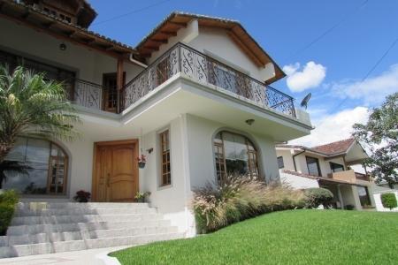 Casa en venta 351m2 en Cumbayá Urbanización Santa Lucía, 351 mt2, 3 dormitorios