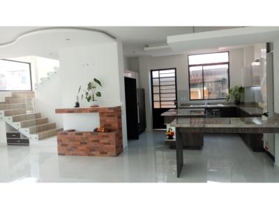 Casa en venta por estrenar, no adosada, Tumbaco, Las Acacias, $285mil, 270 mt2, 3 dormitorios