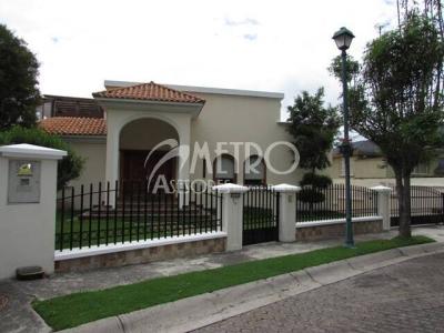 Casa en venta en Cumbayá Urbanización Altos del Valle, 880 mt2, 4 dormitorios