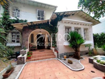 Casa con patio en venta 306 m2 sector Las Casas, 335 mt2, 3 dormitorios