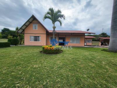 Quinta en Yunguilla con piscina y casa de guardián, 250 mt2, 7 dormitorios
